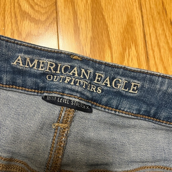 Crochet Medium Destroy Wash Denim American Eagle Shorts - Picture 4 of 8